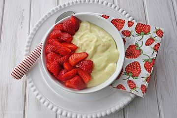 Vanillepudding mit Erdbeeren