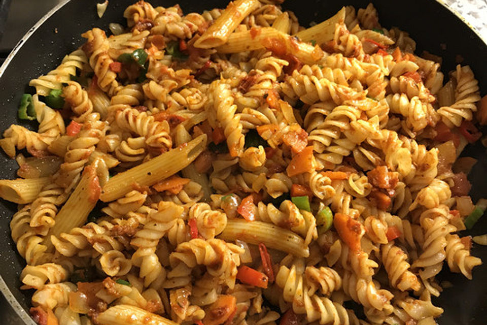 Pasta mit Gemüse und Pesto Rosso