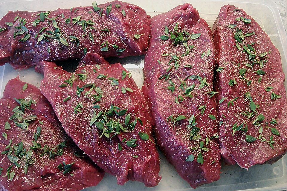 Hirschsteaks mit Portwein - Rosinensauce Hirschsteaks mit Portwein - Rosinensauce