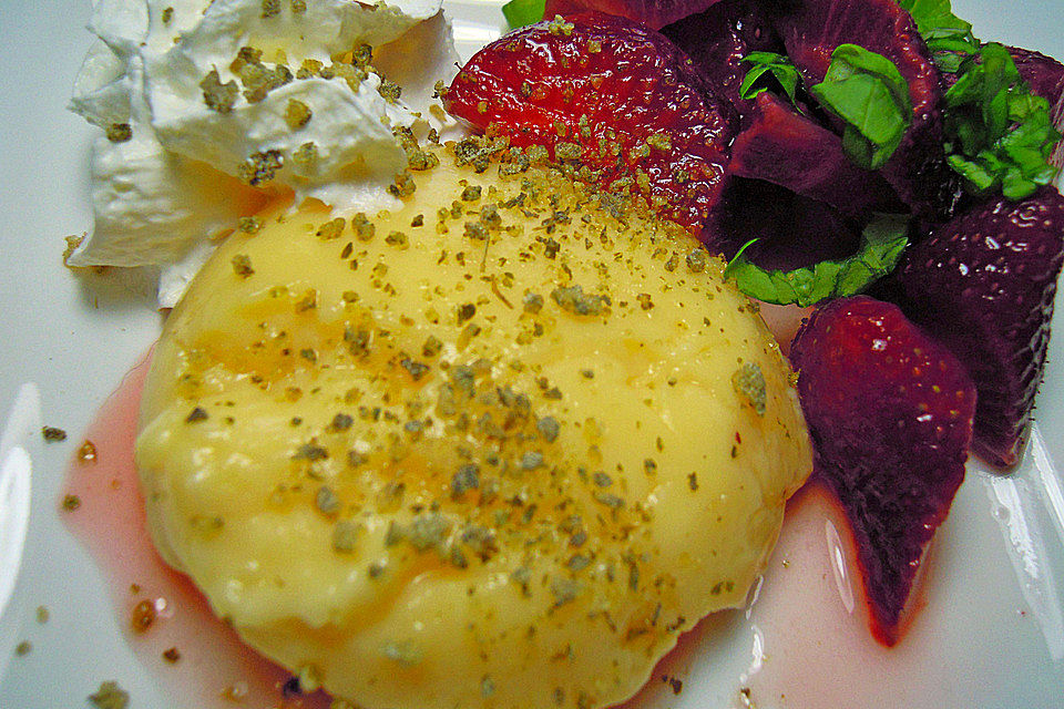 Selbst gemachter Eierlikörpudding mit Schokoladensauce