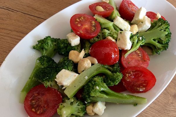 Knackiger bunter Brokkolisalat von Magnolia | Chefkoch Knackiger bunter Brokkolisalat von Magnolia | Chefkoch