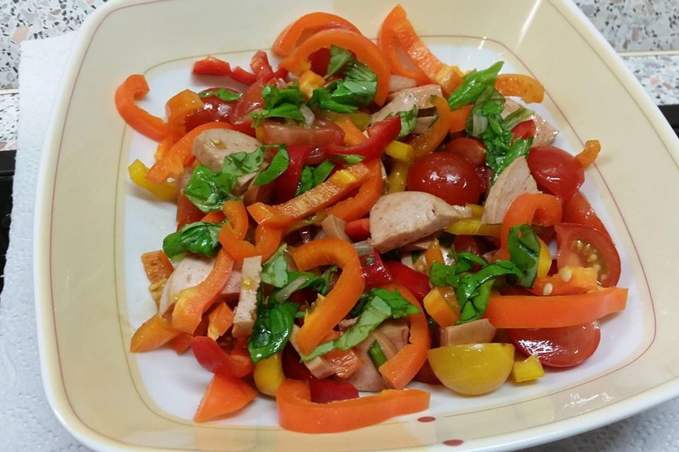 Wurstsalat mit Paprika und Tomaten