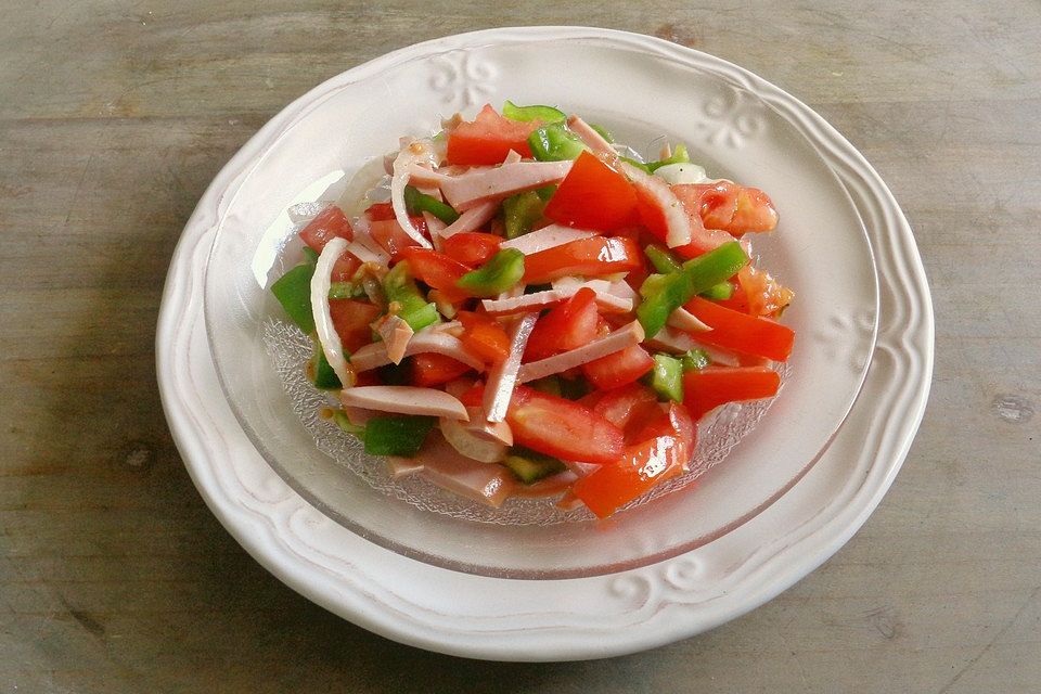 Wurstsalat mit Paprika und Tomaten