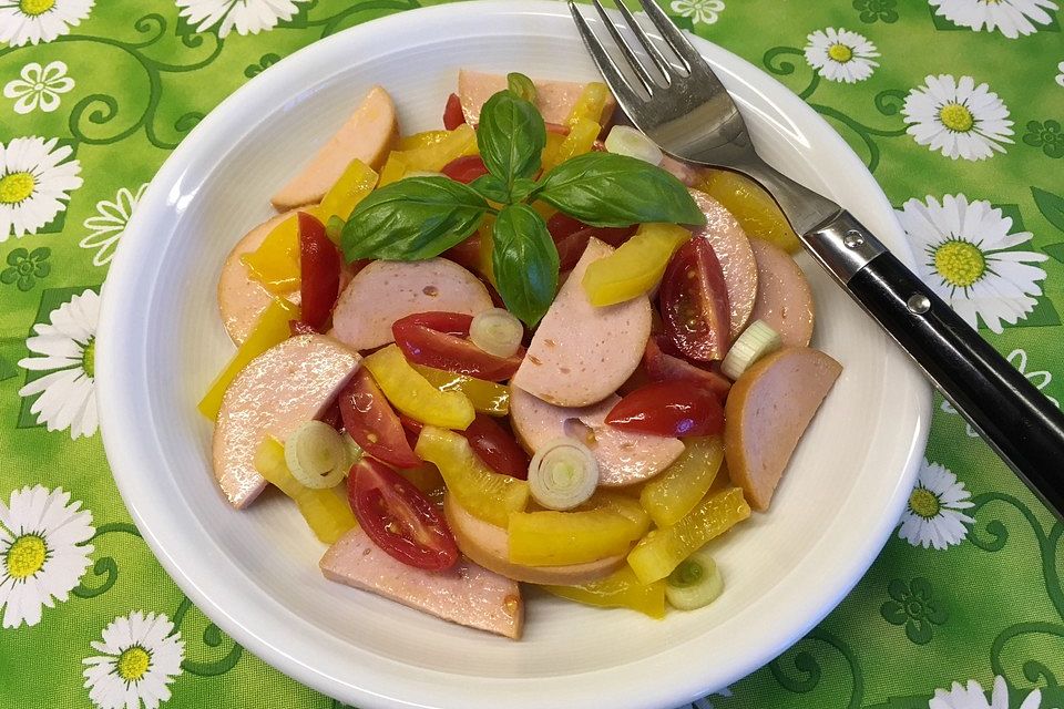 Wurstsalat mit Paprika und Tomaten