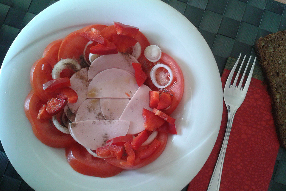 Wurstsalat mit Paprika und Tomaten