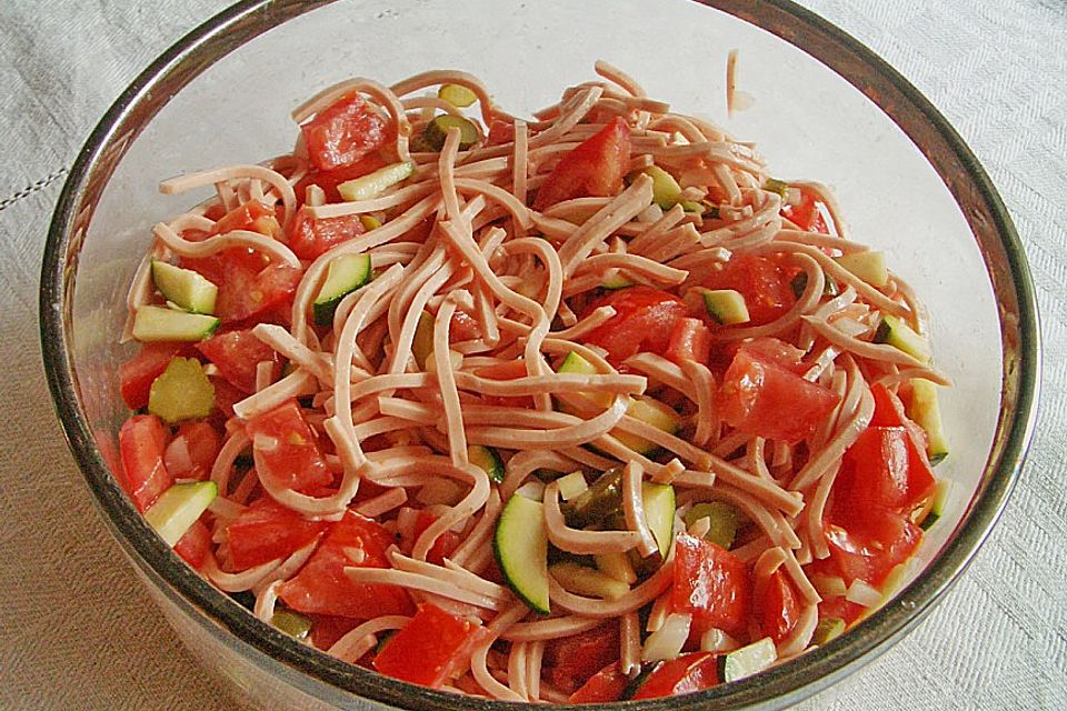 Wurstsalat mit Paprika und Tomaten