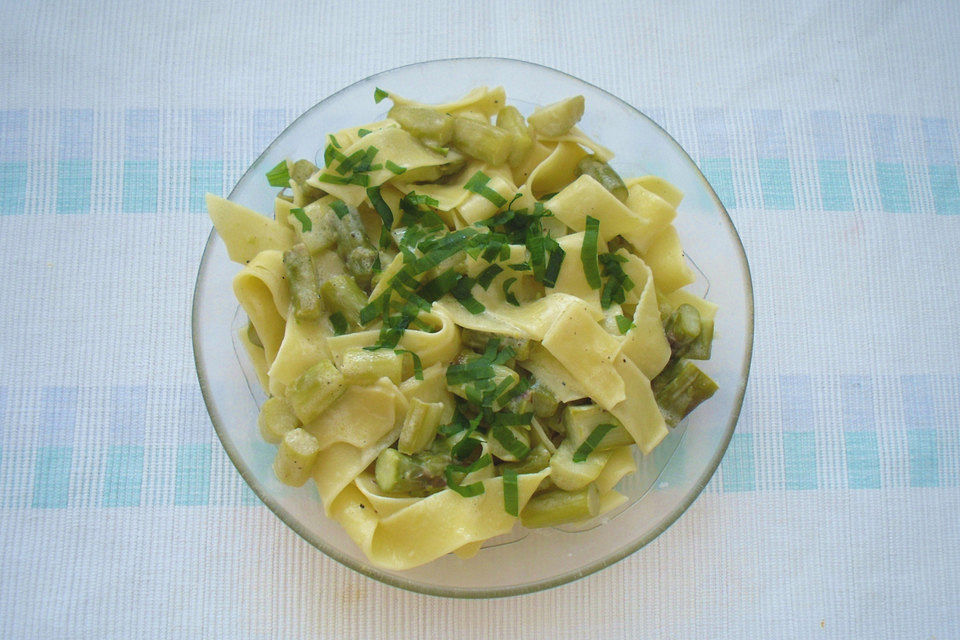 Tagliatelle mit grünem Spargel