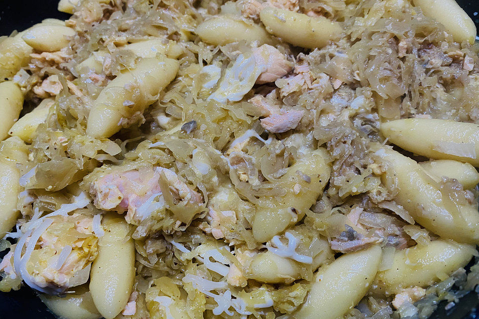 Schupfnudeln mit Sauerkraut und Lachs