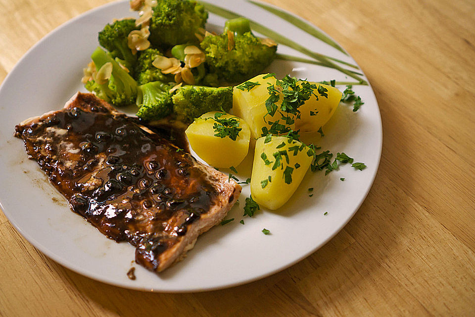 Lachsfilet mit Balsamico-Glasur