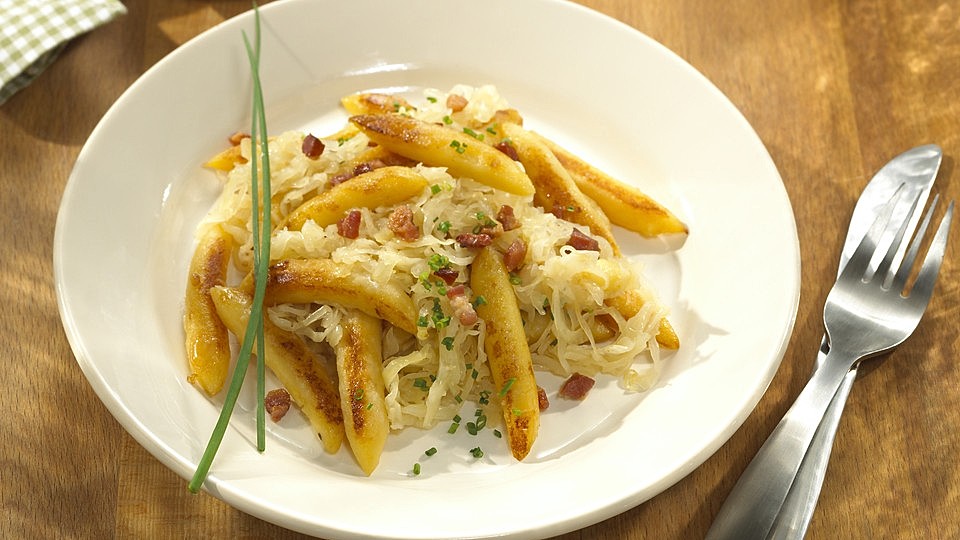 Schupfnudeln mit Sauerkraut und Speckwürfeln von Henglein