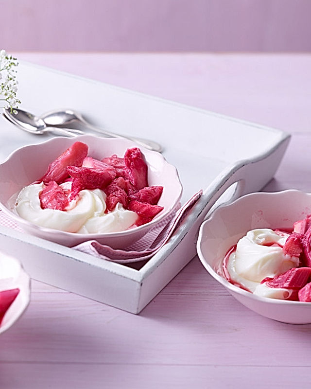 Rhabarberkompott mit Holunderblüten - Joghurt - Creme