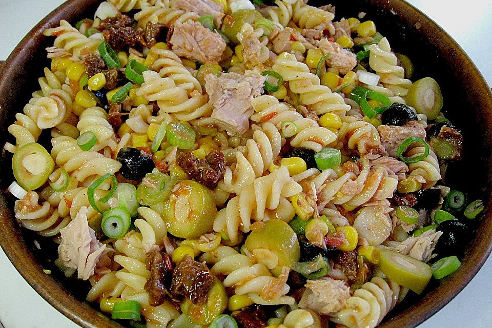 Nudelsalat mit getrockneten Tomaten, Oliven und Thunfisch