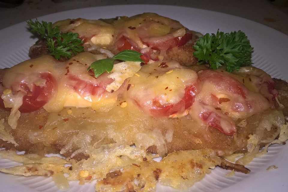 Überbackenes Schnitzel mit Schmelzkäse und Tomaten