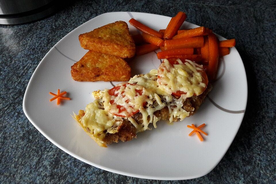 Überbackenes Schnitzel mit Schmelzkäse und Tomaten