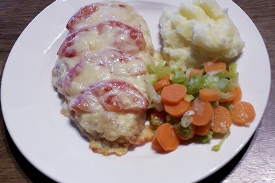 Überbackenes Schnitzel mit Schmelzkäse und Tomaten