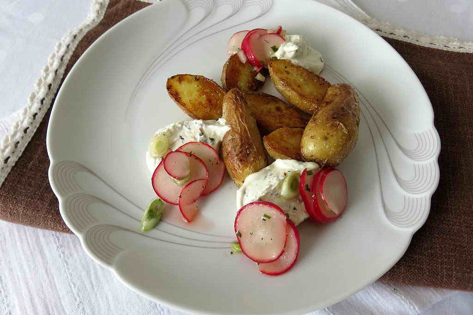 Backkartoffeln mit Radieschen-Kräuter-Quark