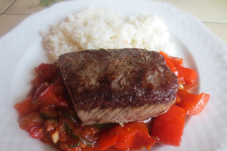 Marinierte Lammsteaks auf Paprika - Zwiebel - Gemüse