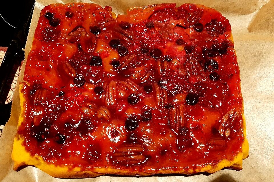 Umgedrehter Kürbiskuchen mit Pecannüssen und Cranberries