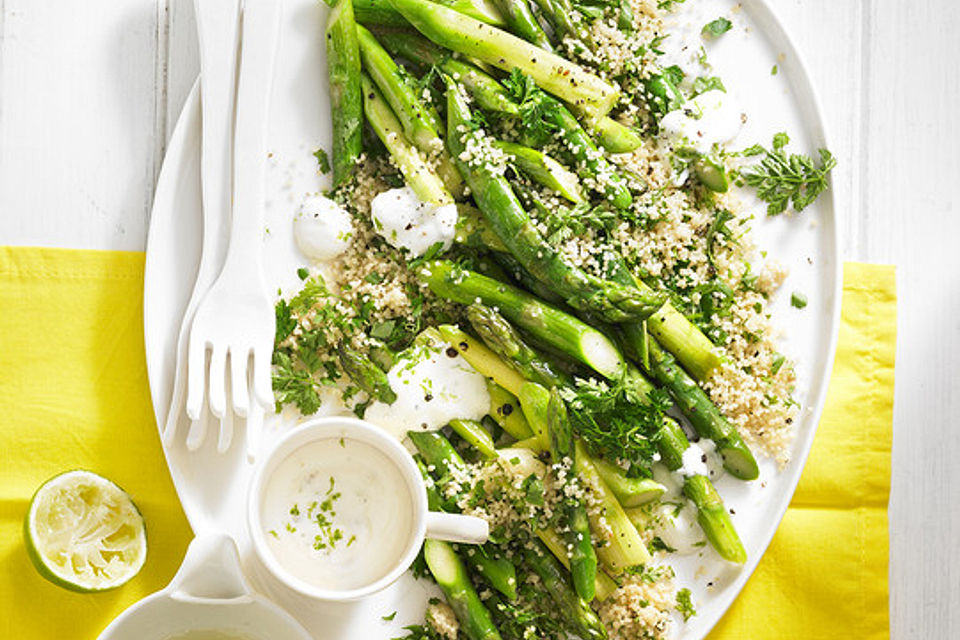 Kräuter-Couscous mit Spargel und Mascarpone-Limetten-Sauce