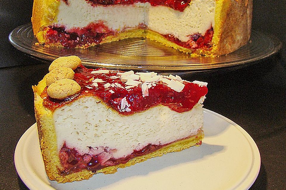 Fruchtige Käsetorte mit  Beeren und Amarettini