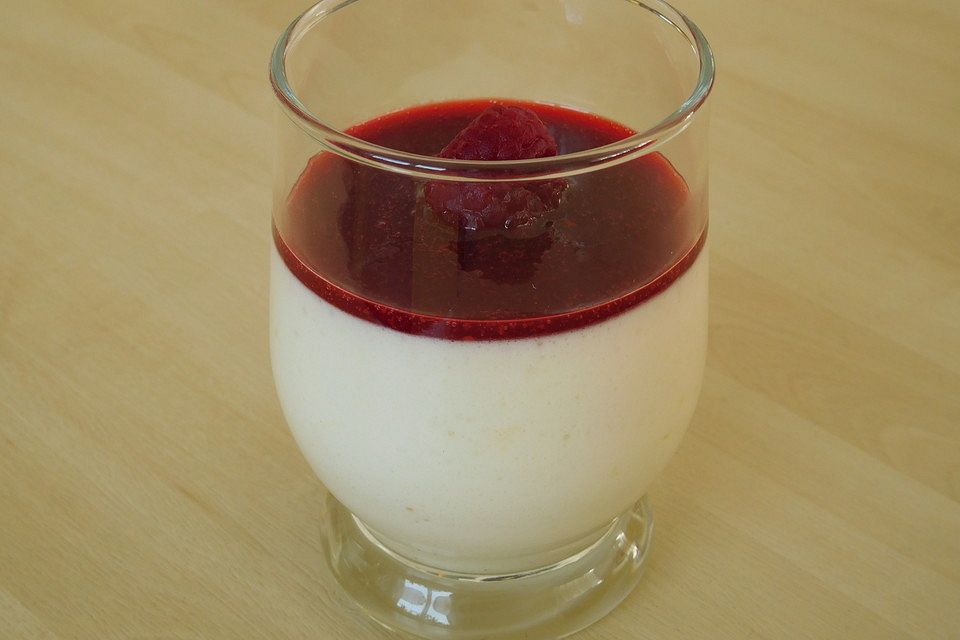 Saure Sahne - Mousse mit Himbeersauce