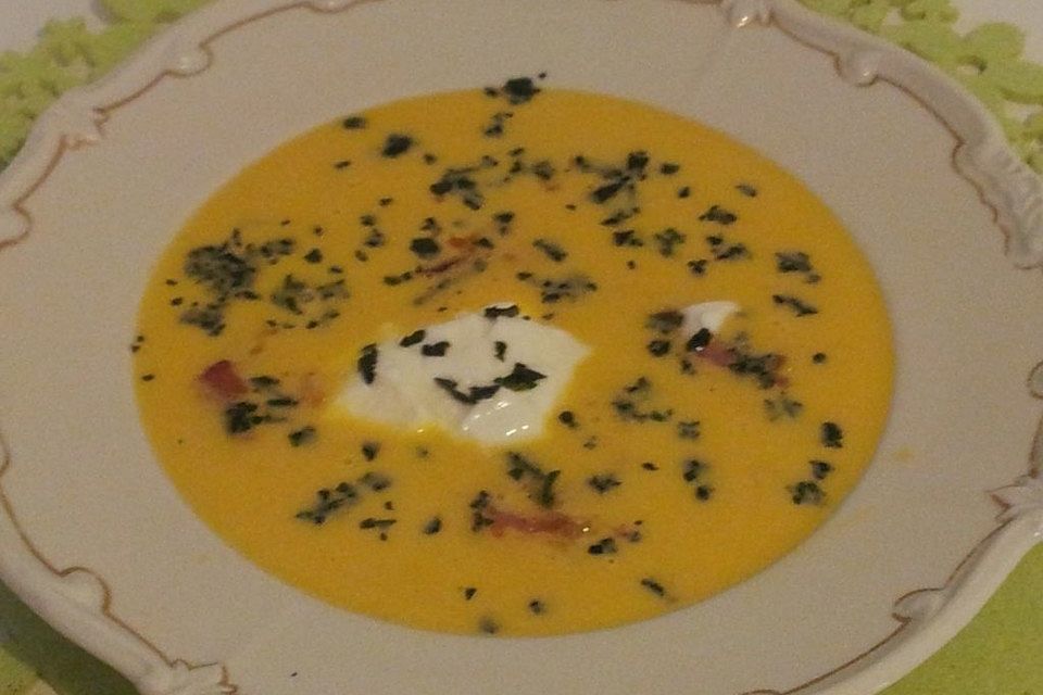 Suppe von gelber Zucchini mit Basilikum