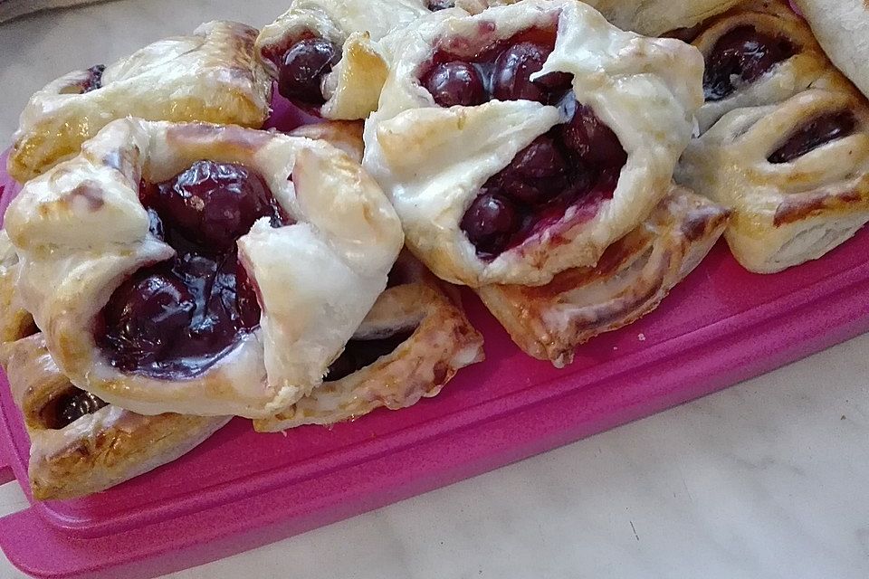 Blätterteig - Kirsch - Kämme Blätterteig - Kirsch - Kämme