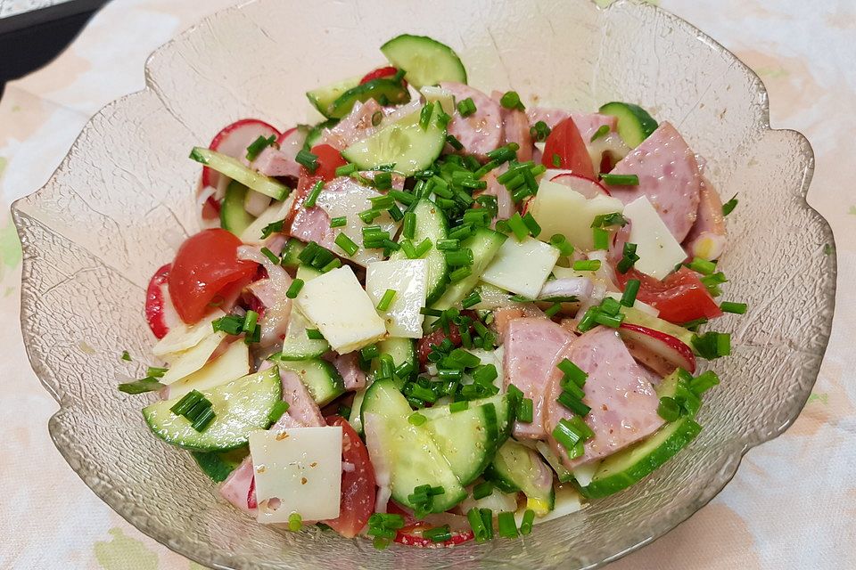 Wurstsalat, bunter mit Käse