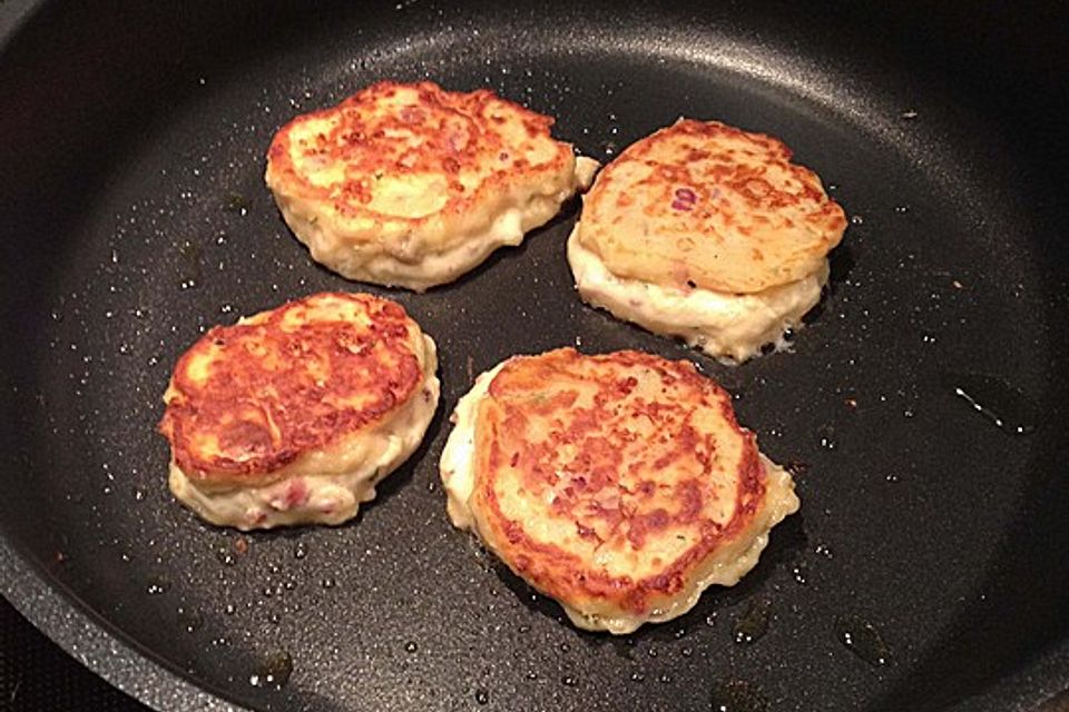 Herzhafte Speck - Käse - Puffer mit Quark