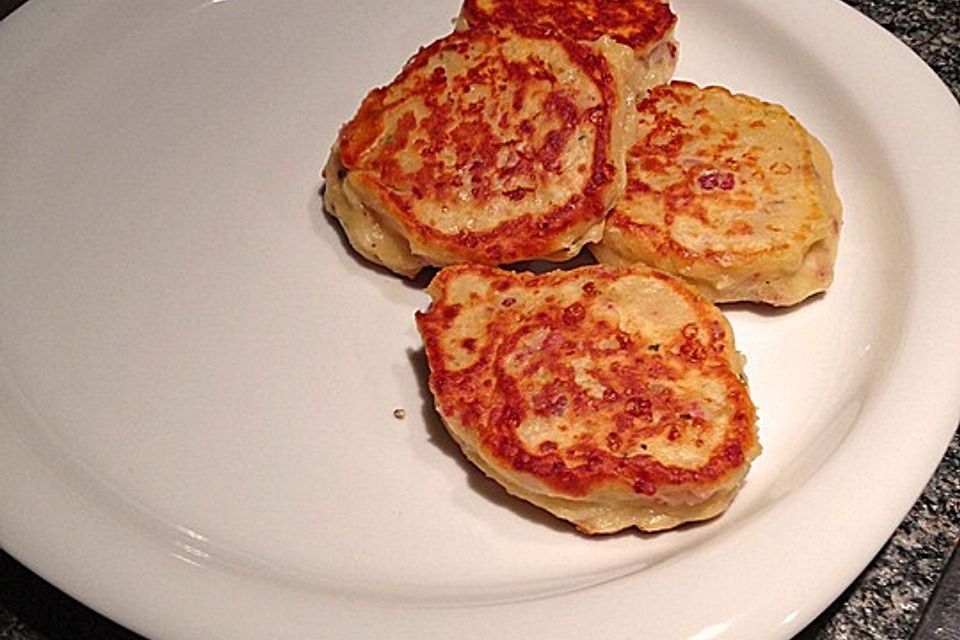 Herzhafte Speck - Käse - Puffer mit Quark