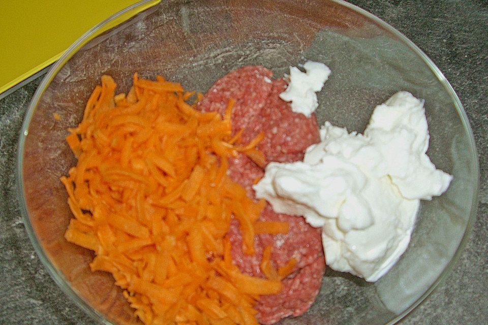 Frikadellen mit Quark und Karotten