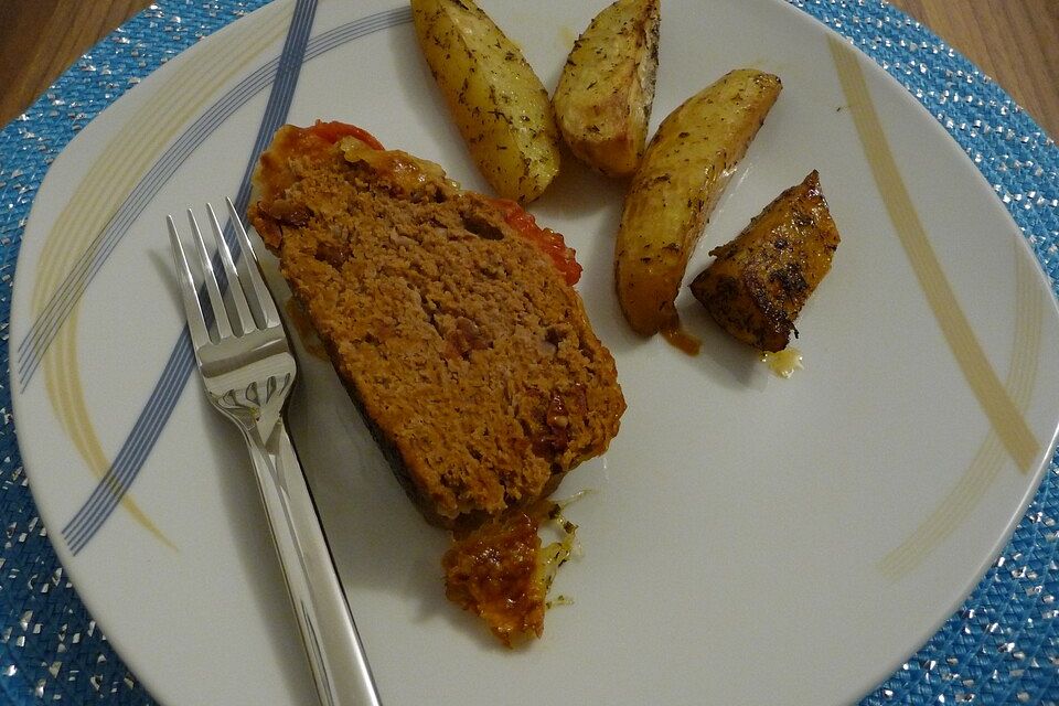 Hackbraten mit Tomaten und Mozzarella überbacken und Ofenkartoffeln