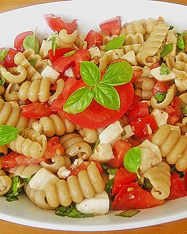 Tomate - Mozzarella - Nudel - Salat