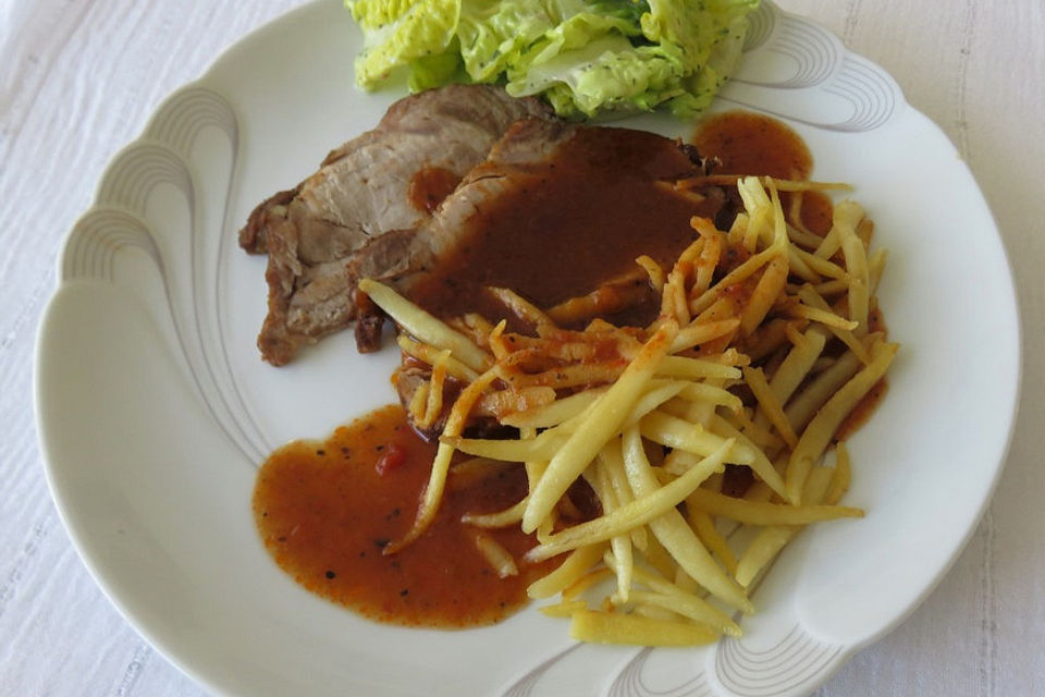 Schweinsbraten vom Hals mit viel Sauce