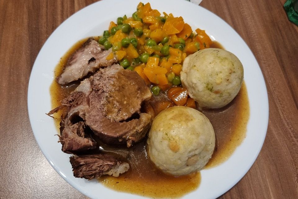 Schweinsbraten vom Hals mit viel Sauce