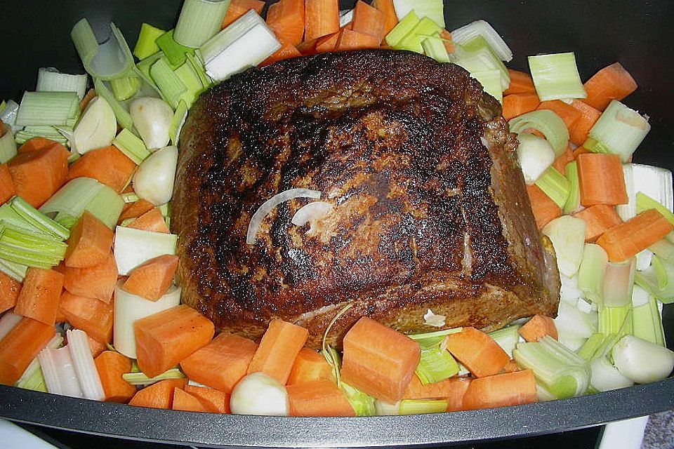 Schweinsbraten vom Hals mit viel Sauce