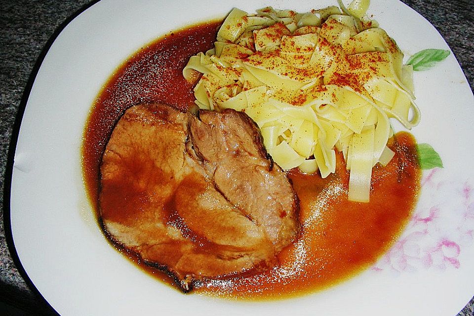 Schweinsbraten vom Hals mit viel Sauce