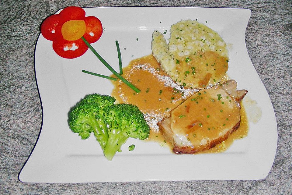 Schweinsbraten vom Hals mit viel Sauce