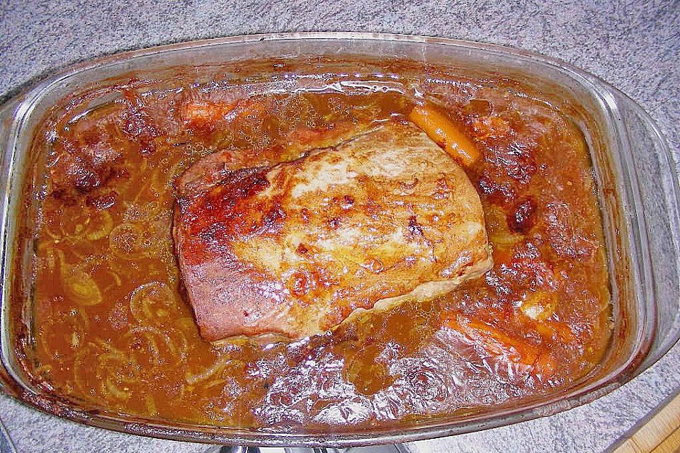 Schweinsbraten vom Hals mit viel Sauce