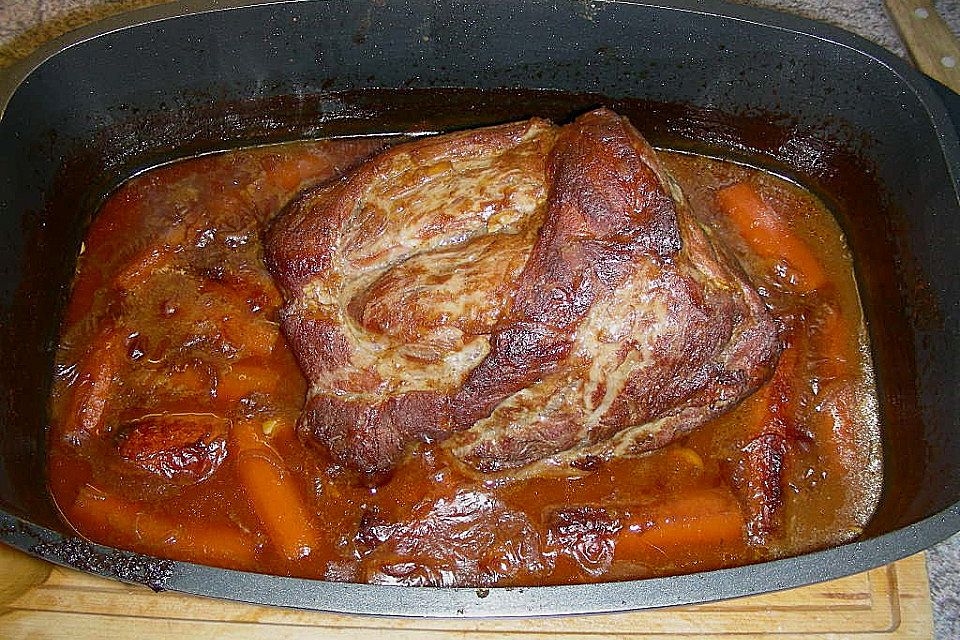 Schweinsbraten vom Hals mit viel Sauce