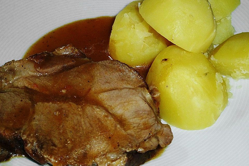 Schweinsbraten vom Hals mit viel Sauce