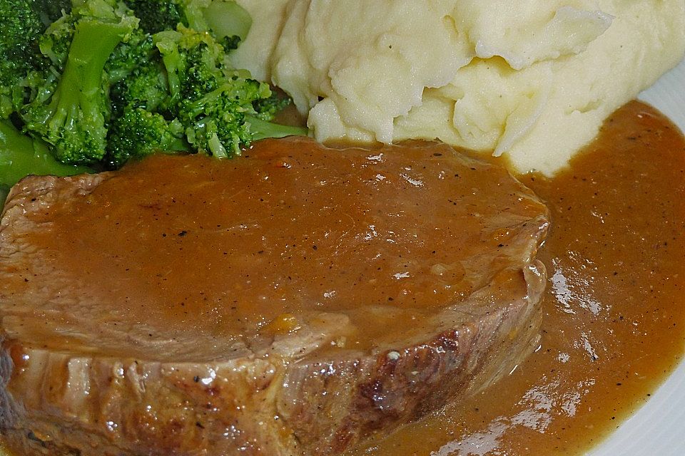 Schweinsbraten vom Hals mit viel Sauce