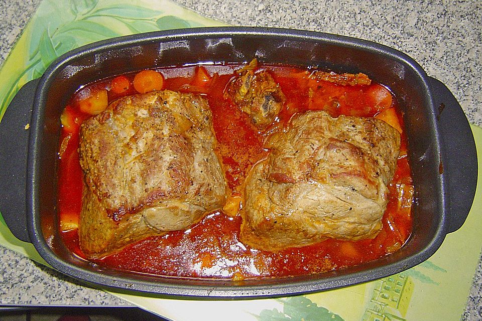 Schweinsbraten vom Hals mit viel Sauce