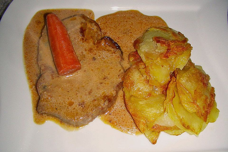 Schweinsbraten vom Hals mit viel Sauce