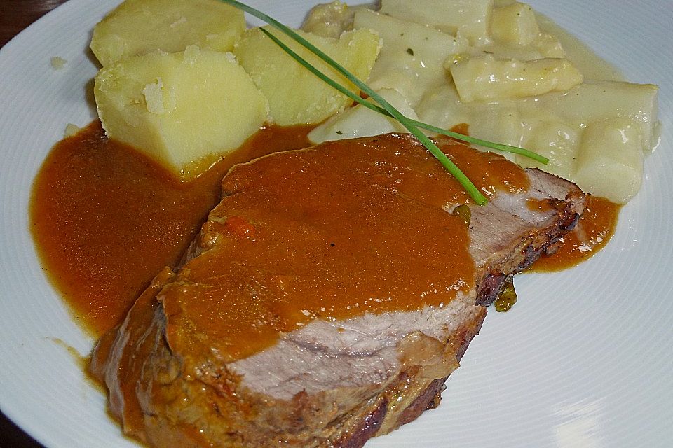 Schweinsbraten vom Hals mit viel Sauce