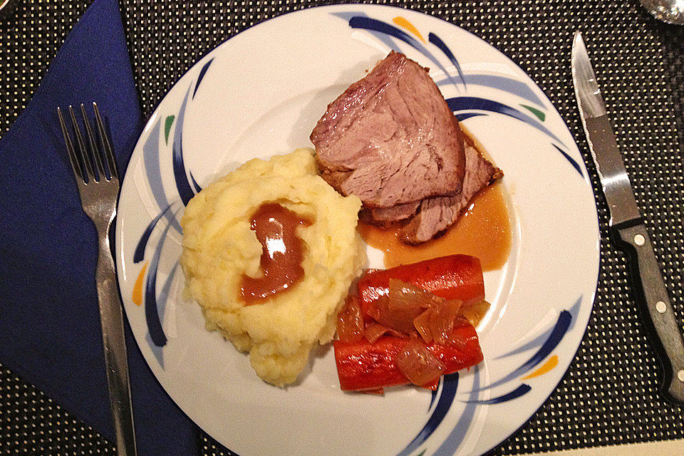 Schweinsbraten vom Hals mit viel Sauce