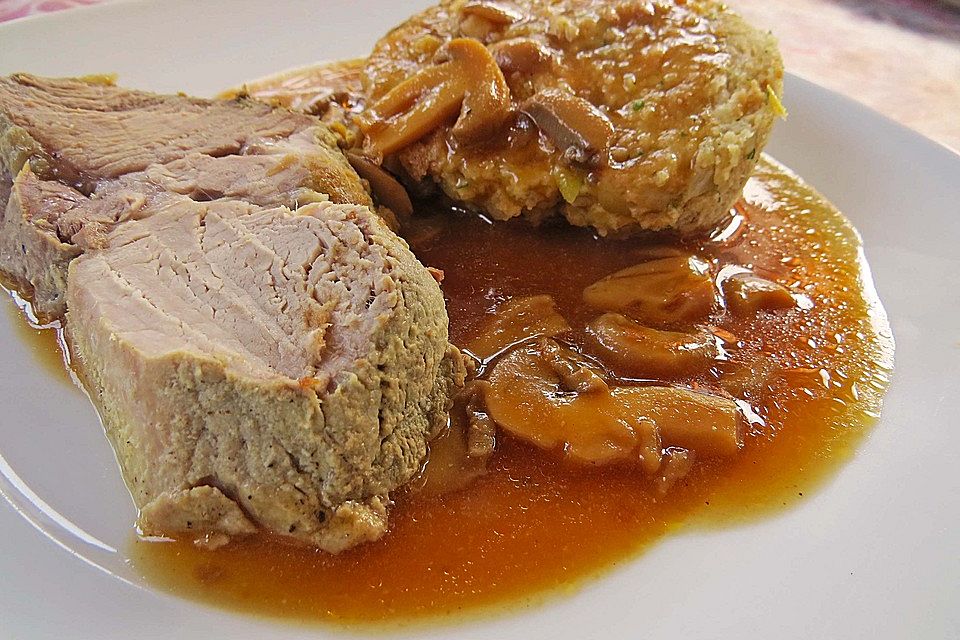 Schweinsbraten vom Hals mit viel Sauce