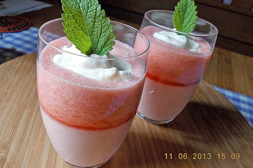 Sommerliche Beeren - Mousse mit Fruchtsoße und Sahne