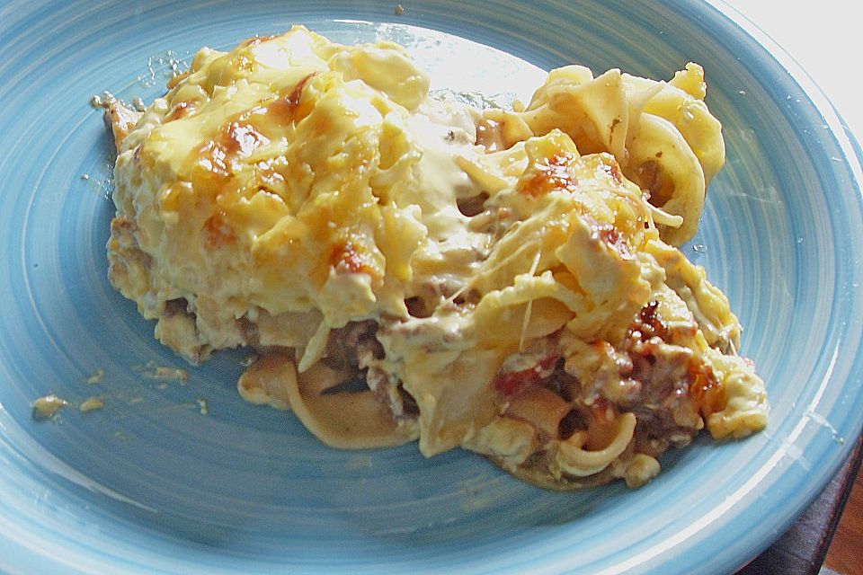 Puszta-Gehacktes-Auflauf mit Bratensauce und Sauce Hollandaise