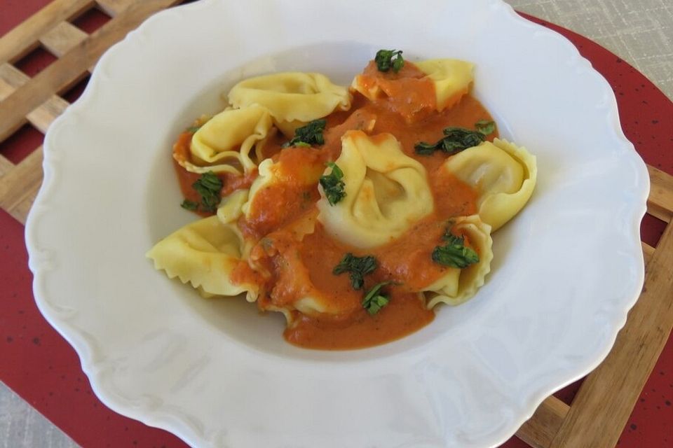 Tortellini mit Käse - Sahne - Tomaten - Sauce